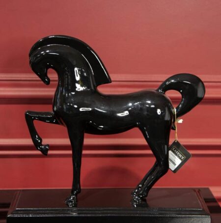 مجسمه اسب مشکی تروژان چوبی لارنس هوم