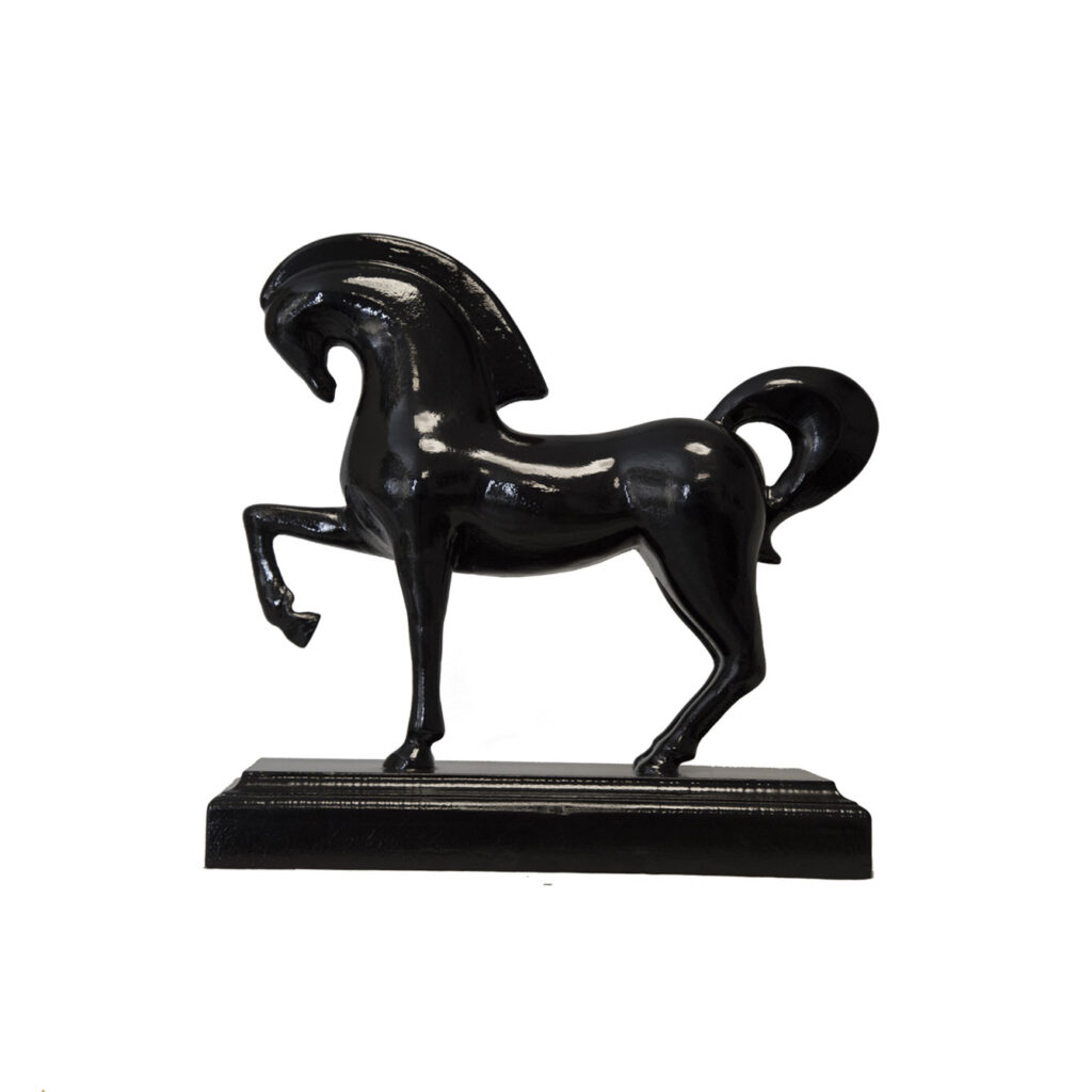مجسمه اسب مشکی تروژان چوبی لارنس هوم